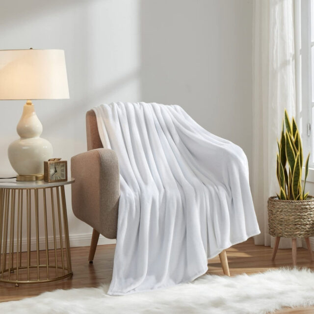 All-Season Fleece Throw Blanket for Office Nap and Bed Use