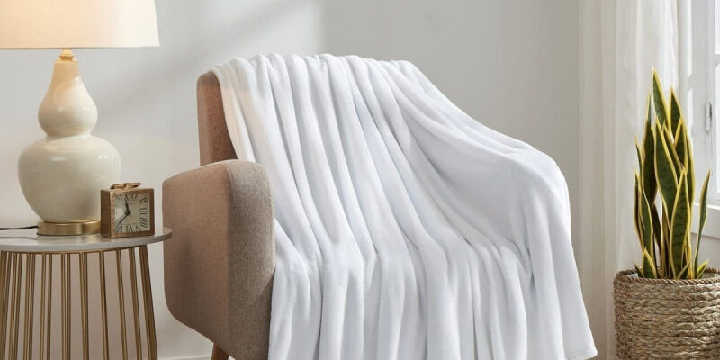 All-Season Fleece Throw Blanket for Office Nap and Bed Use